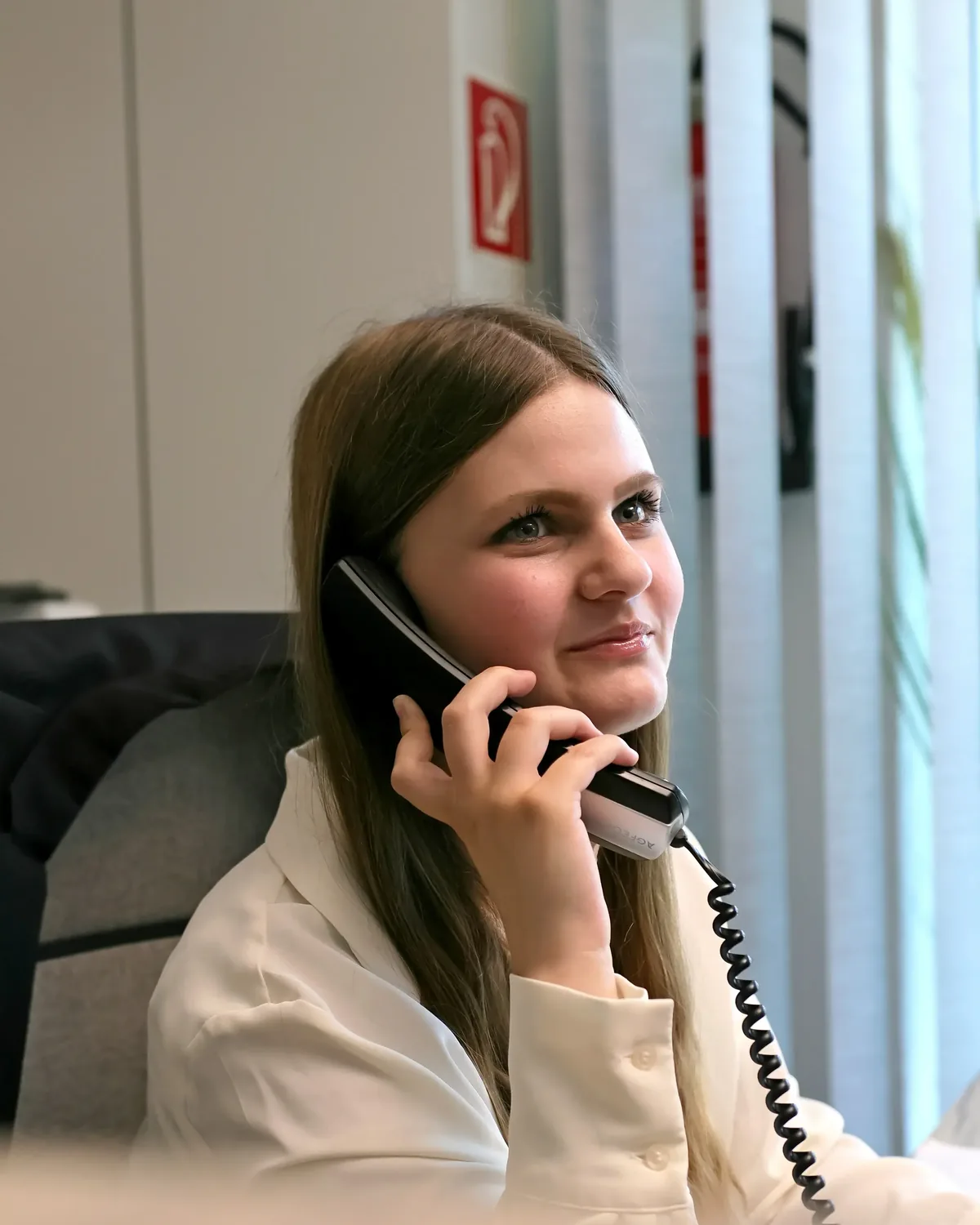 Elena Thur von Bestattungen Schwarz nimmt im Büro einen Anruf entgegen