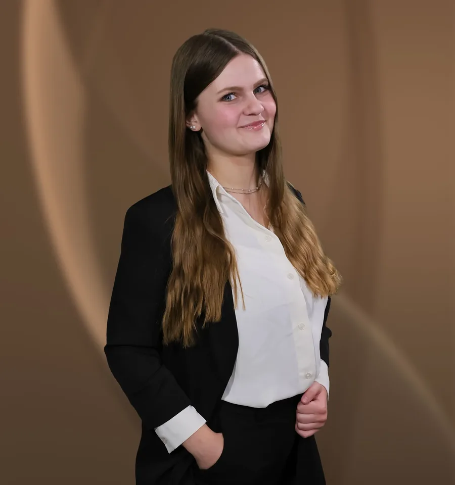 Porträt von Elena Thur, Auszubildende bei Bestattungen Schwarz